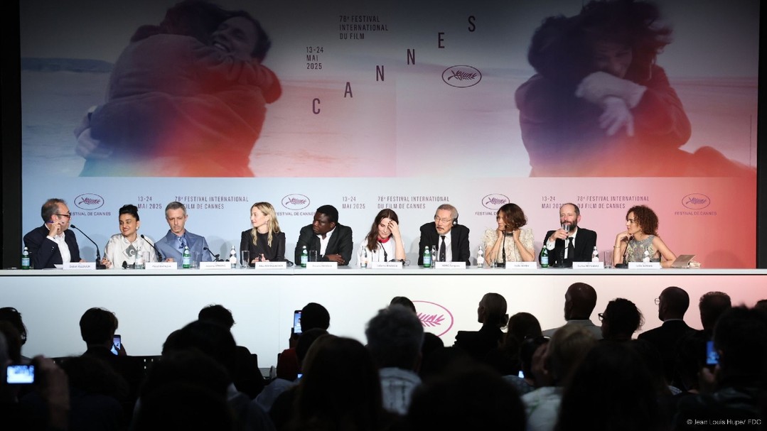 Hinh anh Cannes 2025 chứng kiến làn sóng những tác phẩm như những bản hồi ký xã hội, nơi ký ức cá nhân hòa quyện cùng ký ức tập thể, và nơi những cộng đồng bị lãng quên tìm thấy sự hiện diện trên màn ảnh. 1