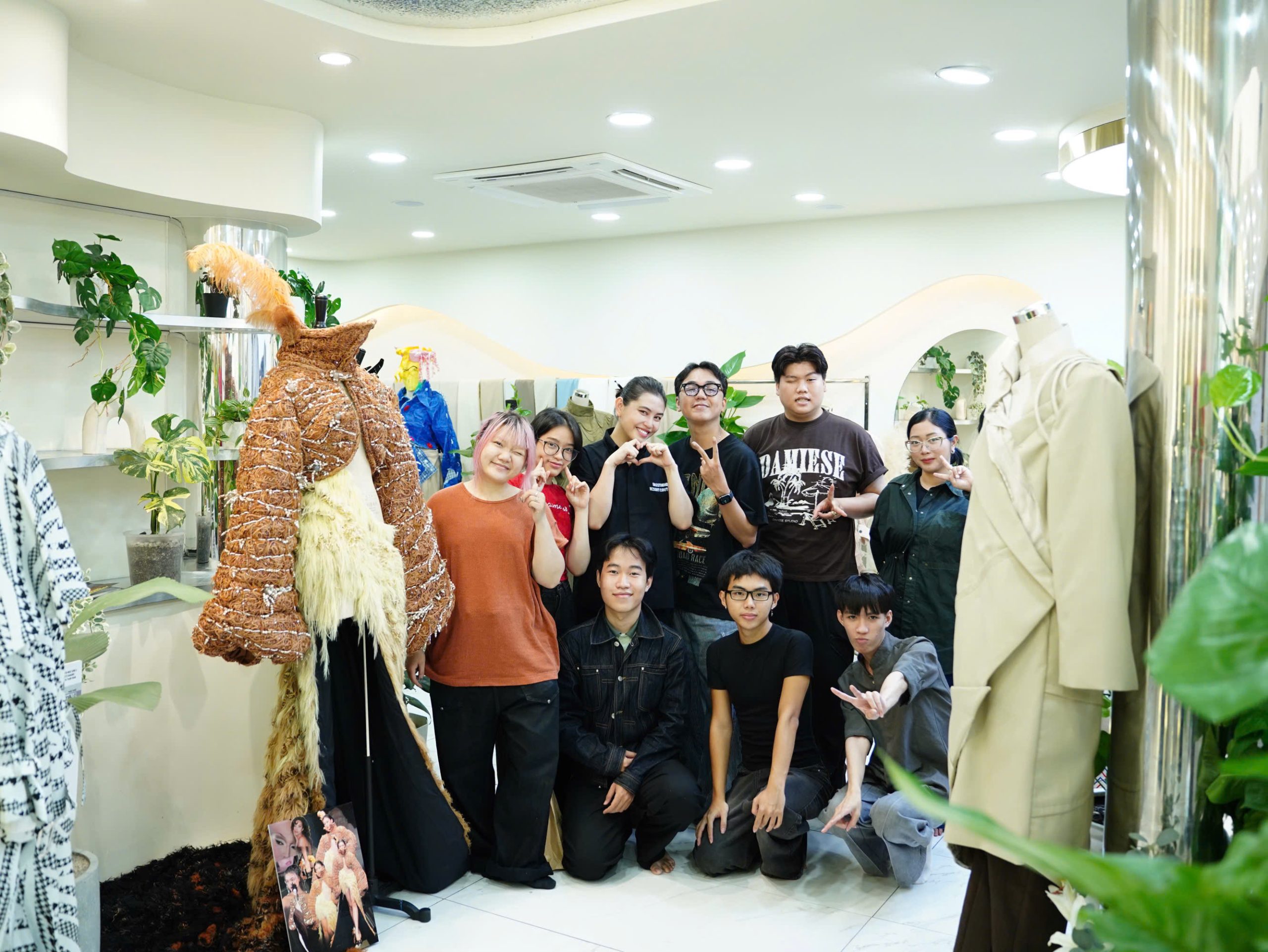 Hinh anh “Chúng tôi tin rằng: trong một lĩnh vực muốn phát triển rực rỡ & bền vững, phải có những con người tài năng – và những người ấy cần cơ hội để được tỏa sáng,” đại diện HANGSILK chia sẻ. 1